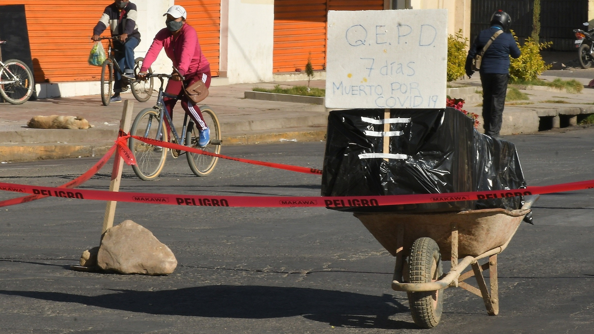 Cadáver en la calle pone en evidencia colapso en Cochabamba, Bolivia, por COVID-19 - cochabamba-bolivia-mundo-covid-19-cadaver-muerto-2