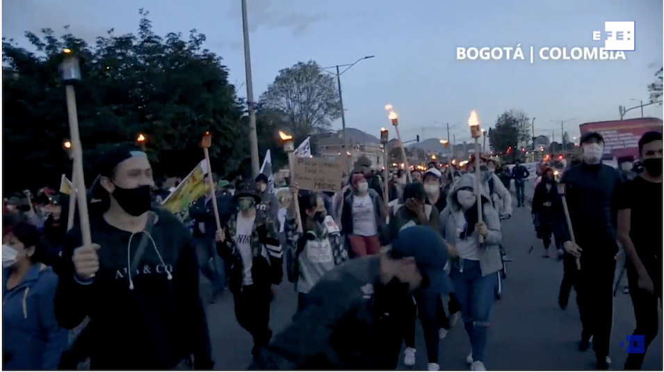 Con antorchas y voces unidas, Colombia rechaza violación de niña indígena