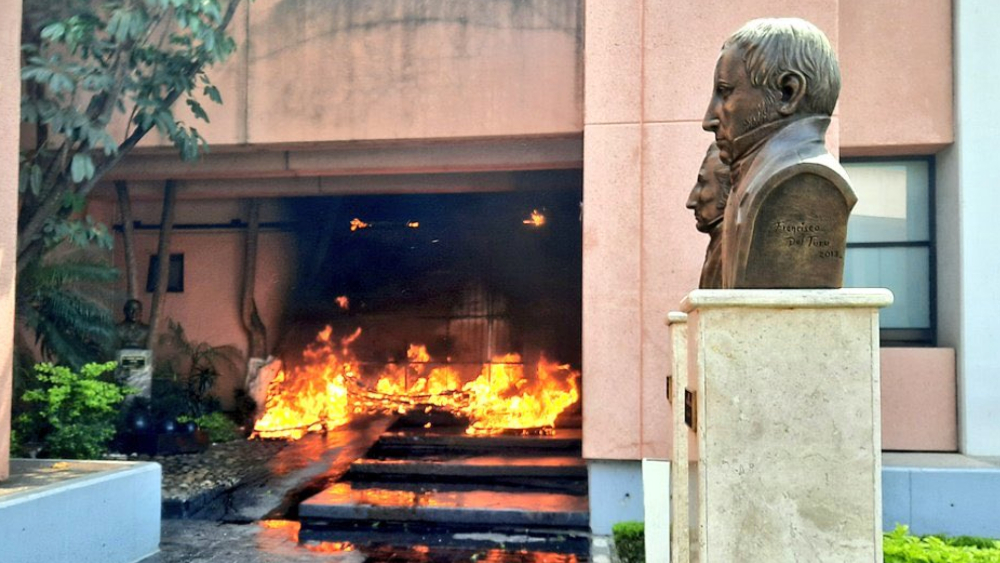 Presuntos normalistas de Ayotzinapa atacan Congreso de Guerrero