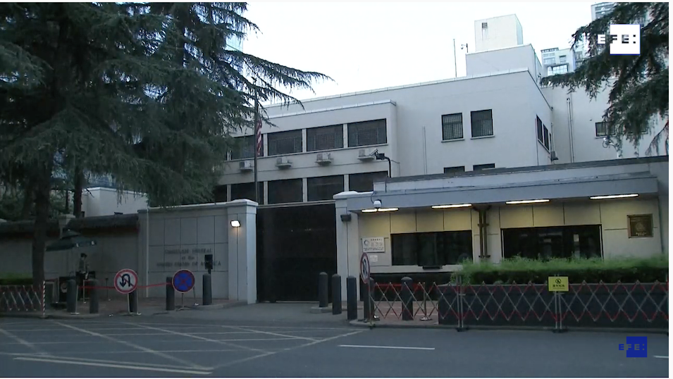 El consulado de EEUU en la ciudad china de Chengdu arría la bandera americana