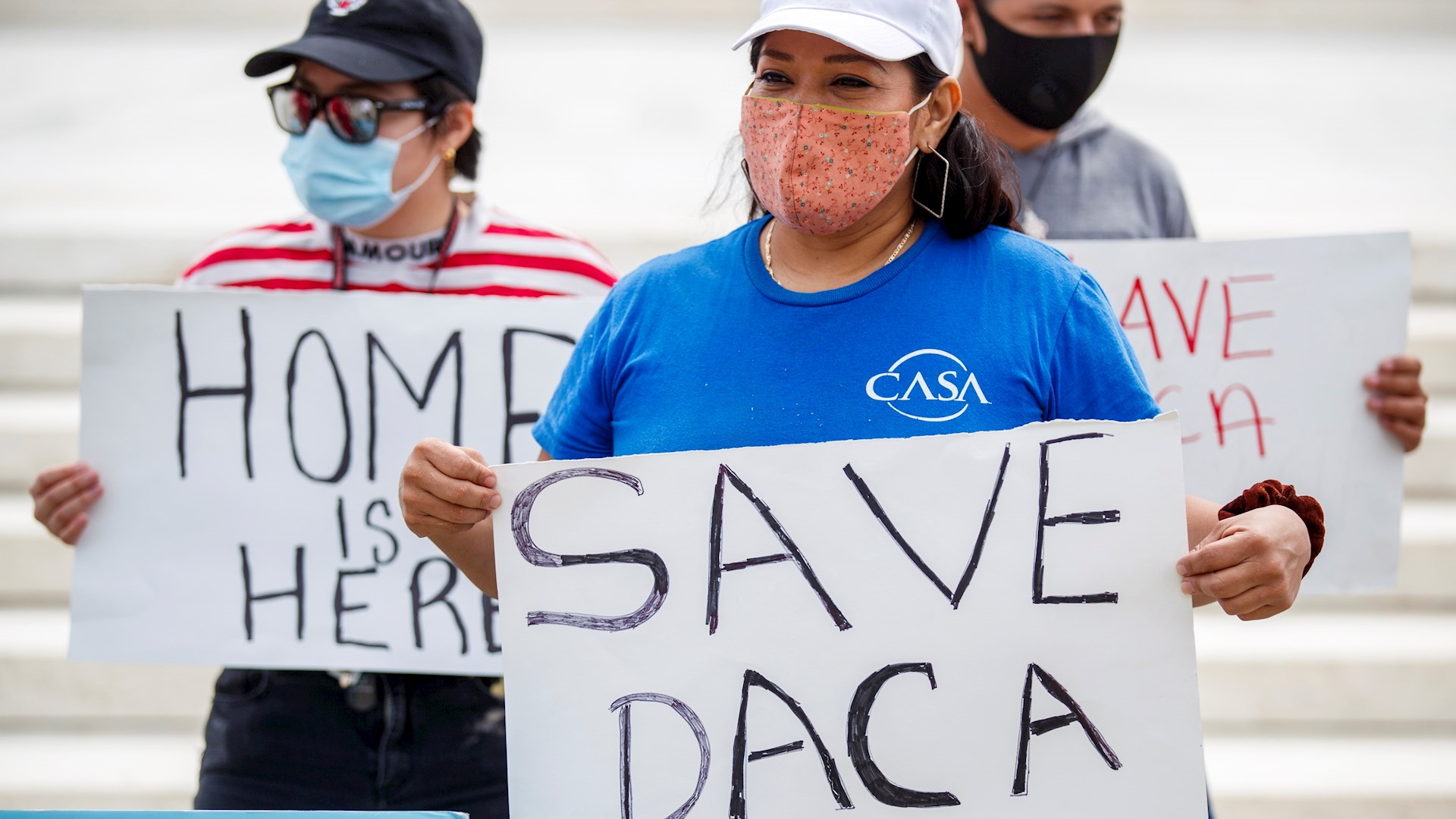 Juez federal ordena a Trump reanudar trámites de DACA