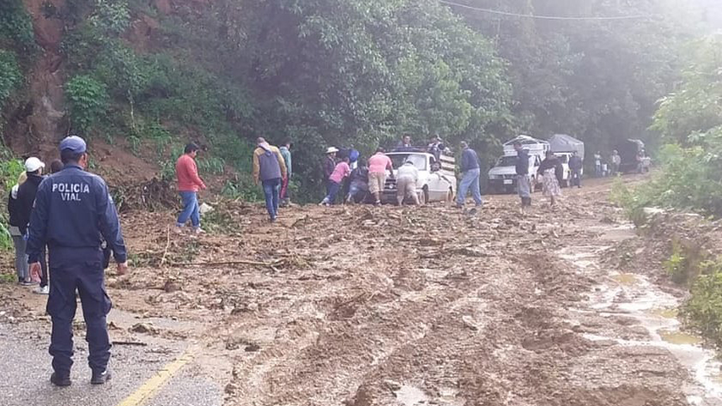 Lluvias causan deslaves en la carretera 182 de Oaxaca