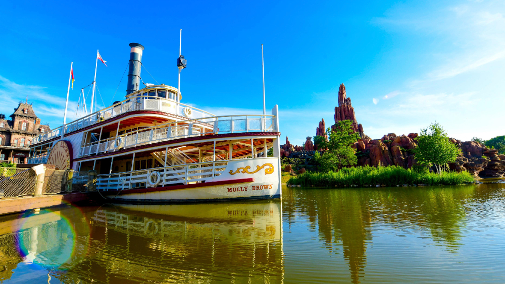 Disneyland París reabre tras la pandemia con mascarilla y con fe en el futuro