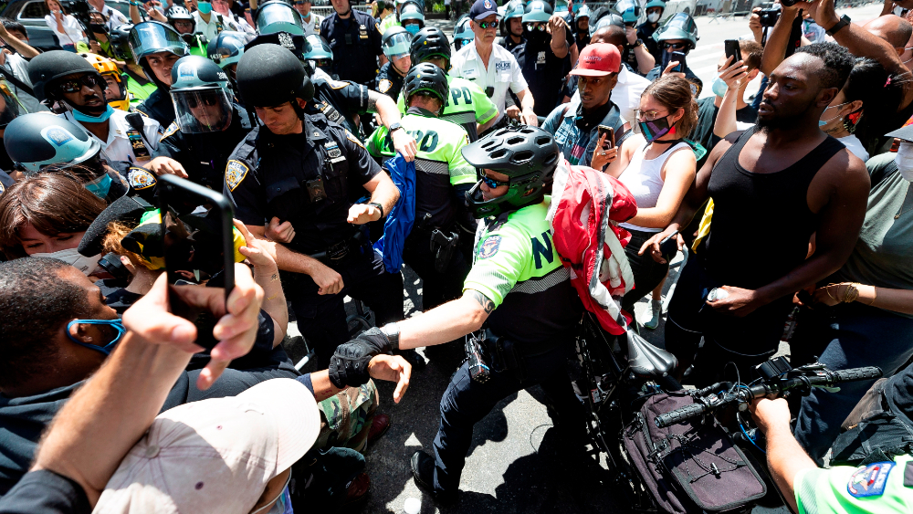 Jefe de Departamento de Policía de Nueva York es herido en nuevos disturbios