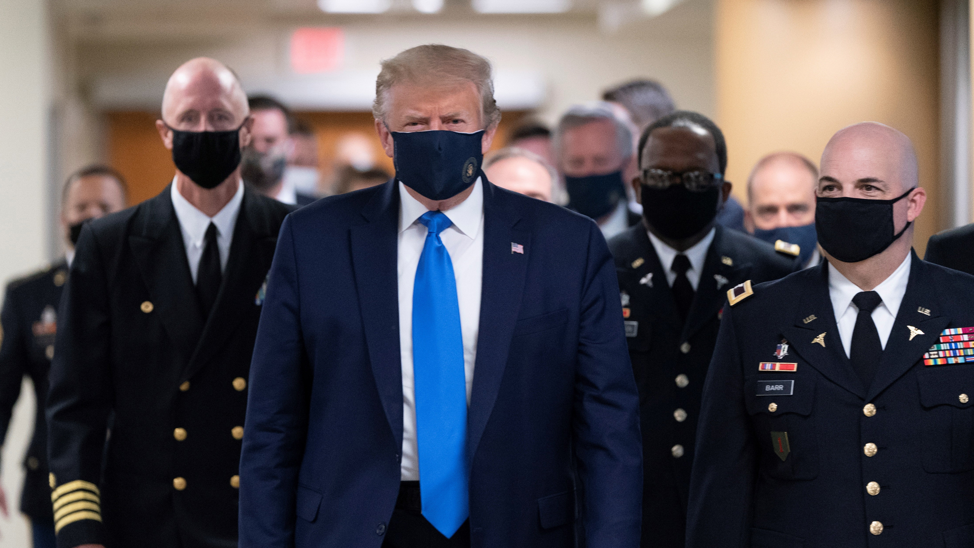 Donald Trump presume que usar cubrebocas es ‘patriótico’