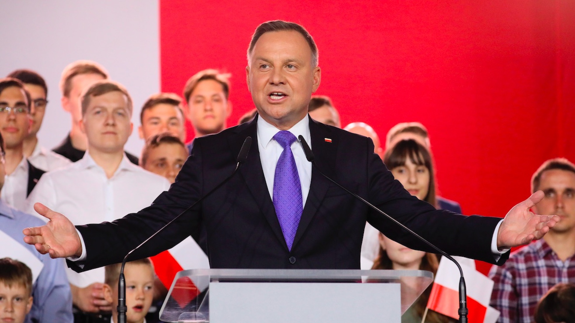 El ultraconservador Duda adelanta en comicios en Polonia, revela sondeo