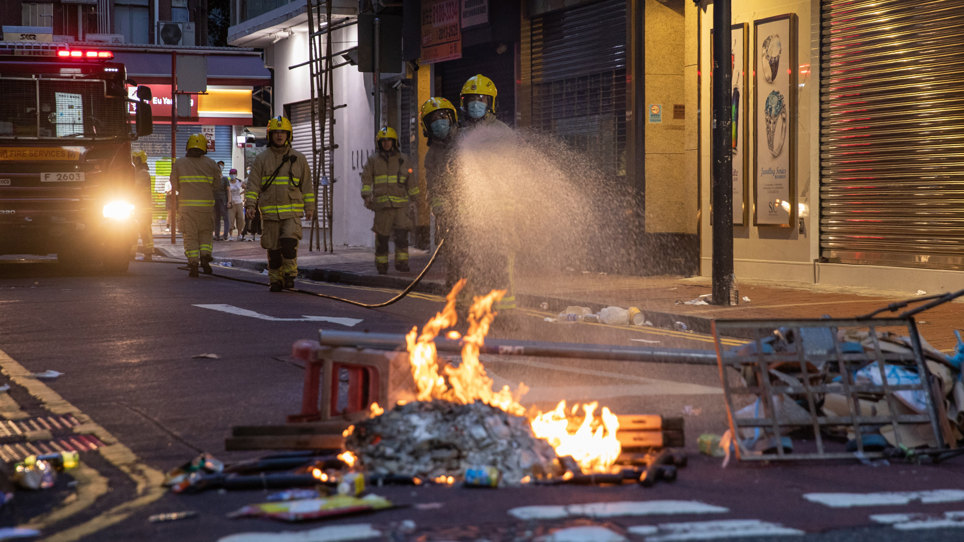 Detienen a 370 personas en Hong Kong en primera manifestación bajo ley de seguridad - durante-las-manifestaciones-en-hong-kong-hubo-bloqueos-carreteros-e-incendios