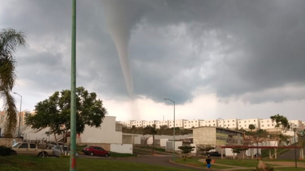 #Video Captan tornado durante tormenta en Jalisco
