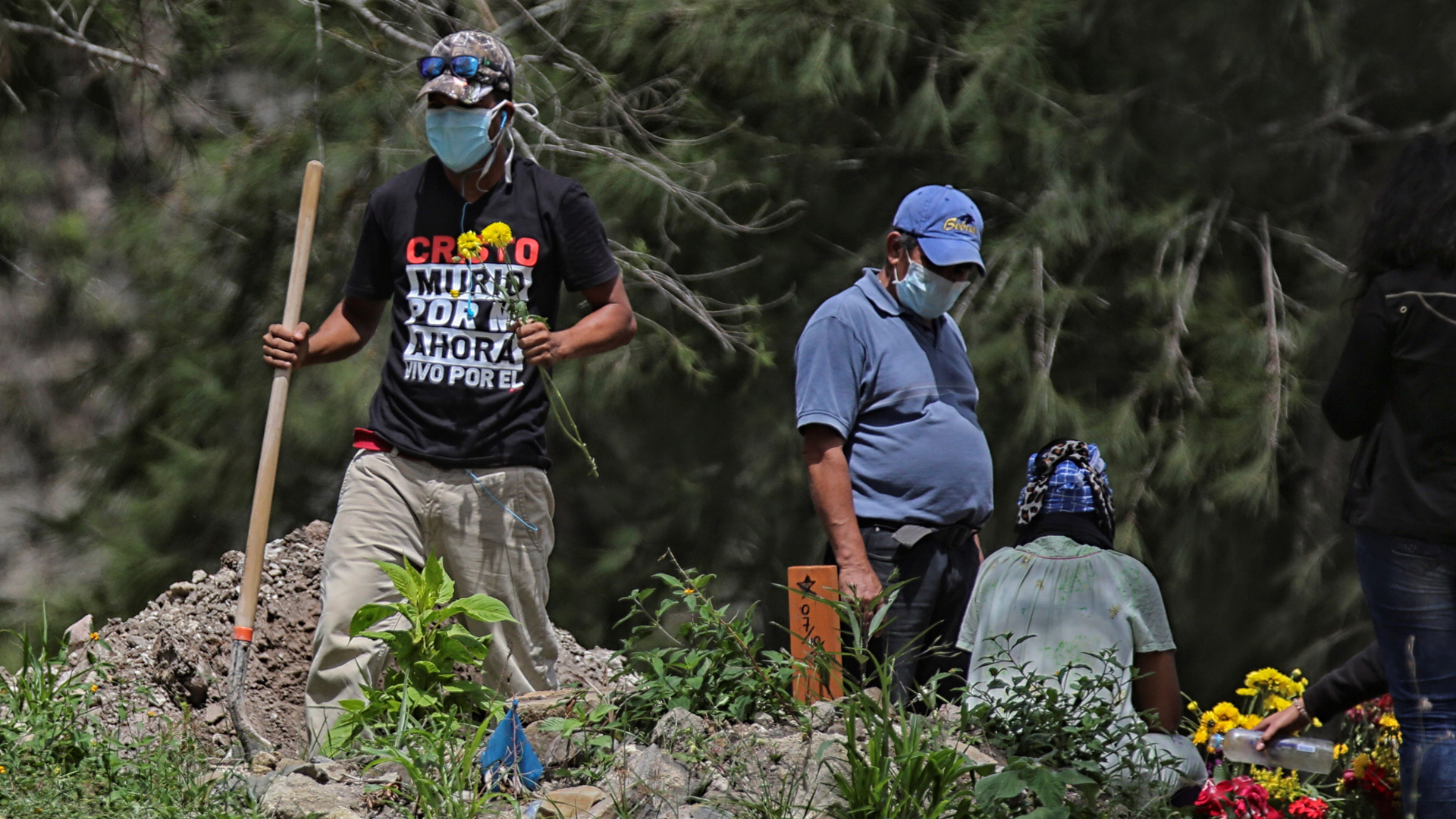 Latinoamérica analiza una mayor reapertura tras seis meses de pandemia y 310 mil muertes - entierro-de-persona-que-murio-por-covid-19-en-tegucigalpa