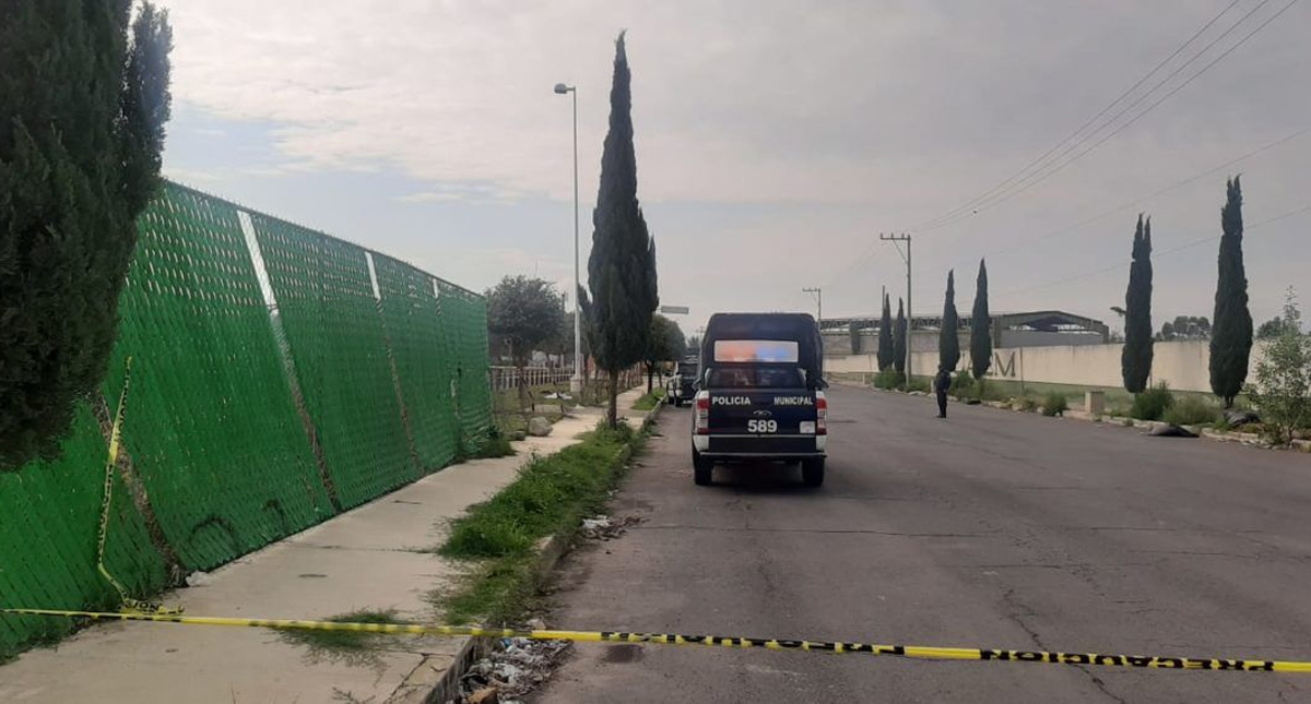 Abandonan cuerpo desollado en plaza comercial de Chalco