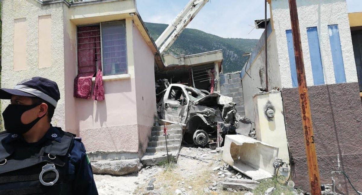 Mueren dos personas tras choque de camión de CFE contra casa en Escobedo, Nuevo León