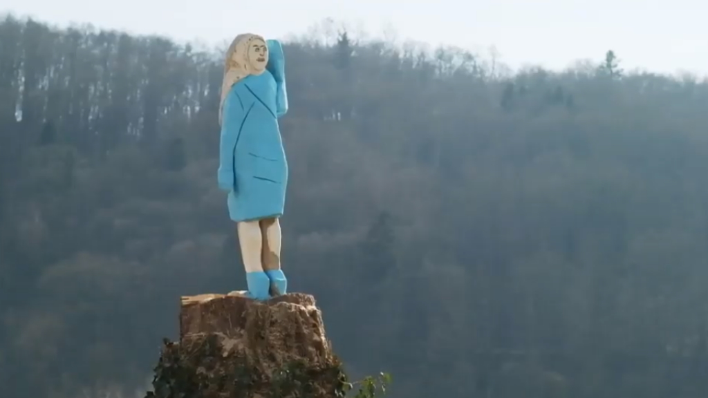 Incendian estatua de Melania Trump en Eslovenia