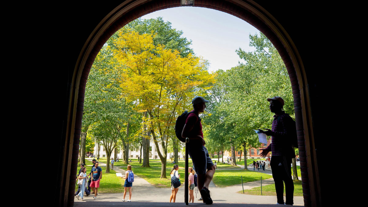 Universidades de EE.UU. refuerzan lucha contra norma para visas de estudiantes