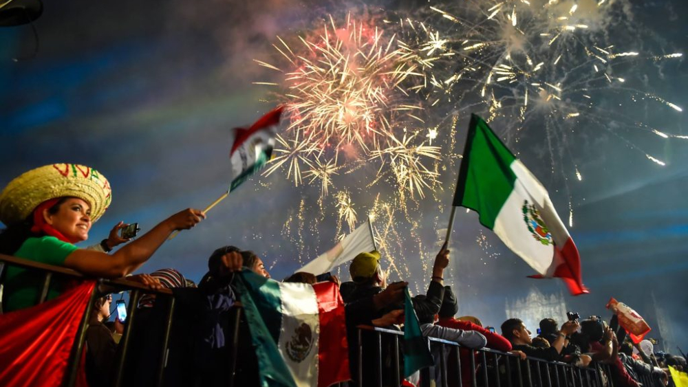 Propone AMLO ‘Grito’ en el Zócalo con 500 personas y protocolos sanitarios