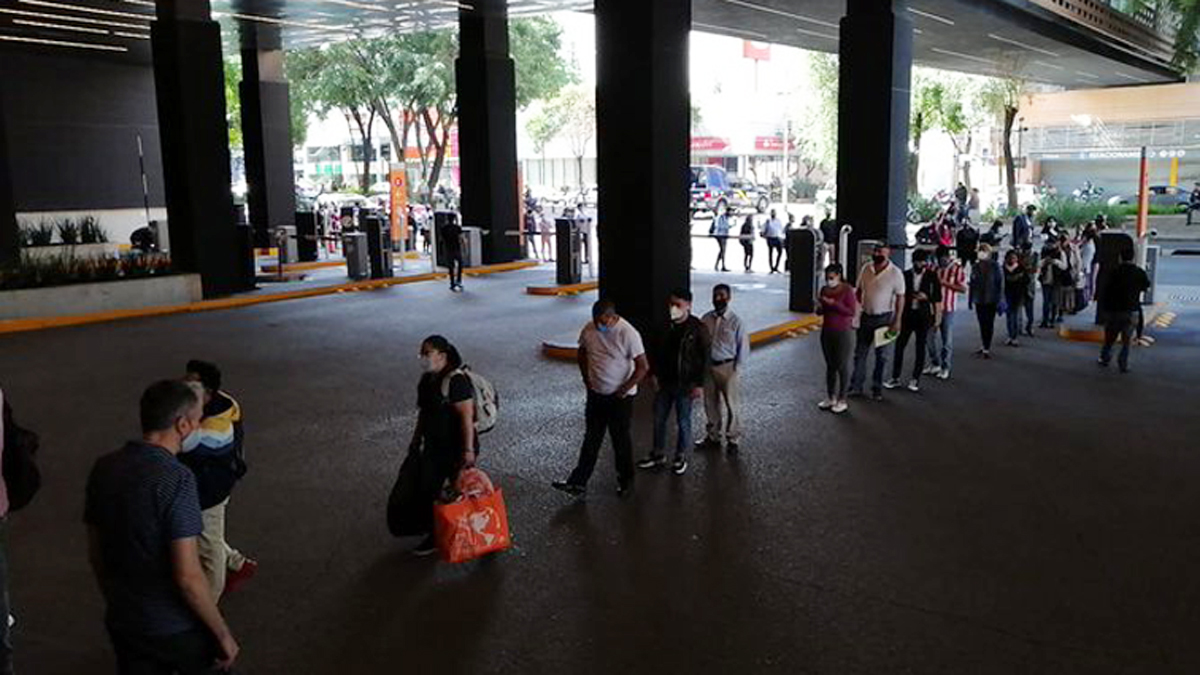 #Video Largas filas en centros comerciales de la CDMX en primer día de reapertura