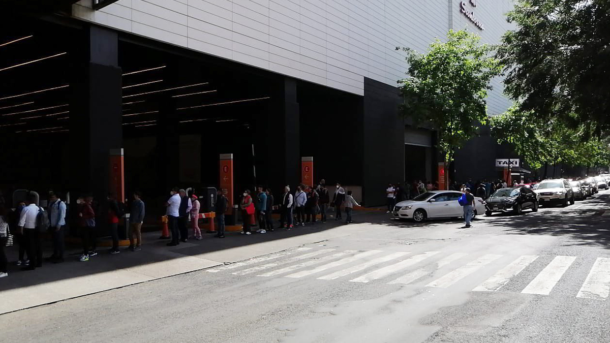 #Video Largas filas en centros comerciales de la CDMX en primer día de reapertura - fila-peatonal-y-de-automoviles-para-entrar-a-parque-delta