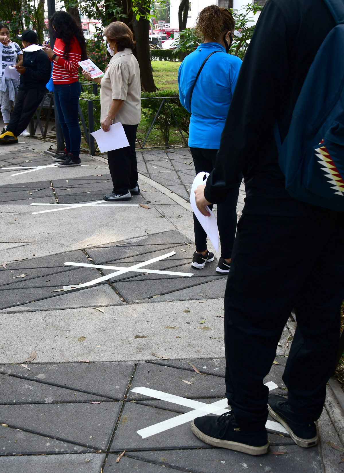 Instalan kioscos para detectar COVID-19 en zonas más afectadas de la CDMX - filas-para-kioscos-de-la-salud-en-la-cdmx