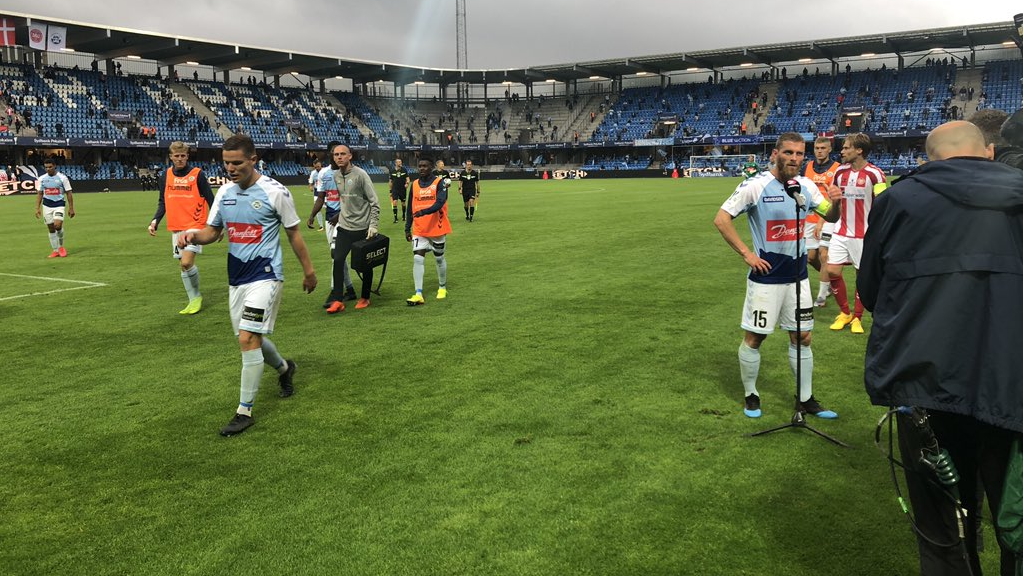 Suspendida 14 minutos final de copa danesa al incumplir aficionados distancia