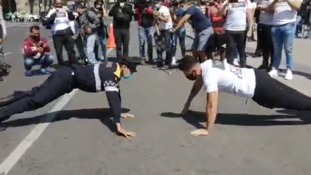 #Video Policía de Tránsito enfrenta a ciudadano en duelo de lagartijas
