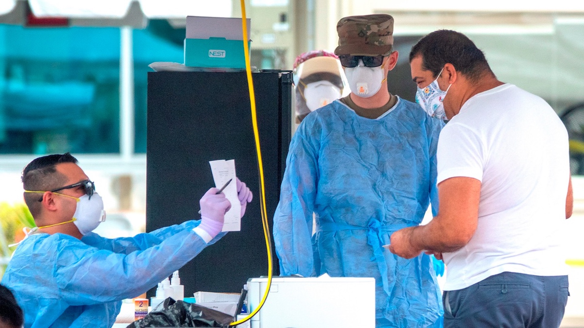 Nuevo récord de muertes diarias por COVID-19 impulsa debate sobre reapertura de escuelas en Florida