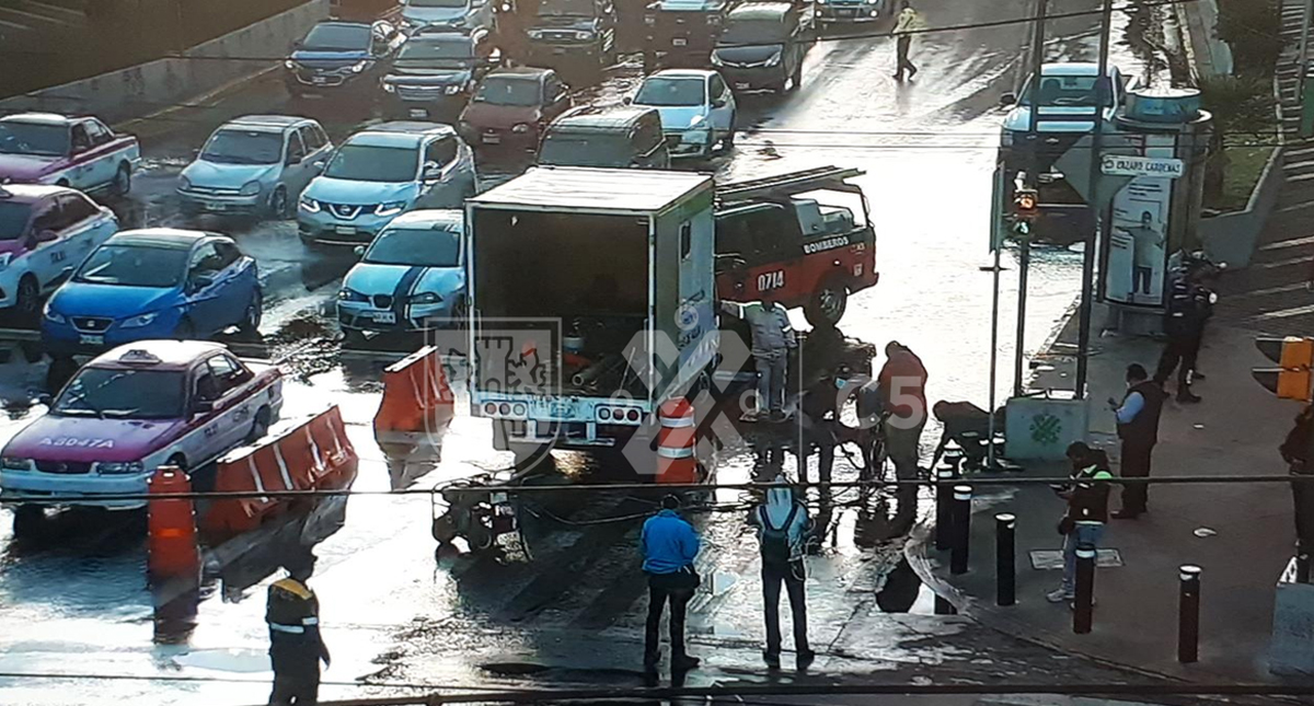 Obras provocan fuga de agua de casi dos metros de altura afuera del Metro Lázaro Cárdenas