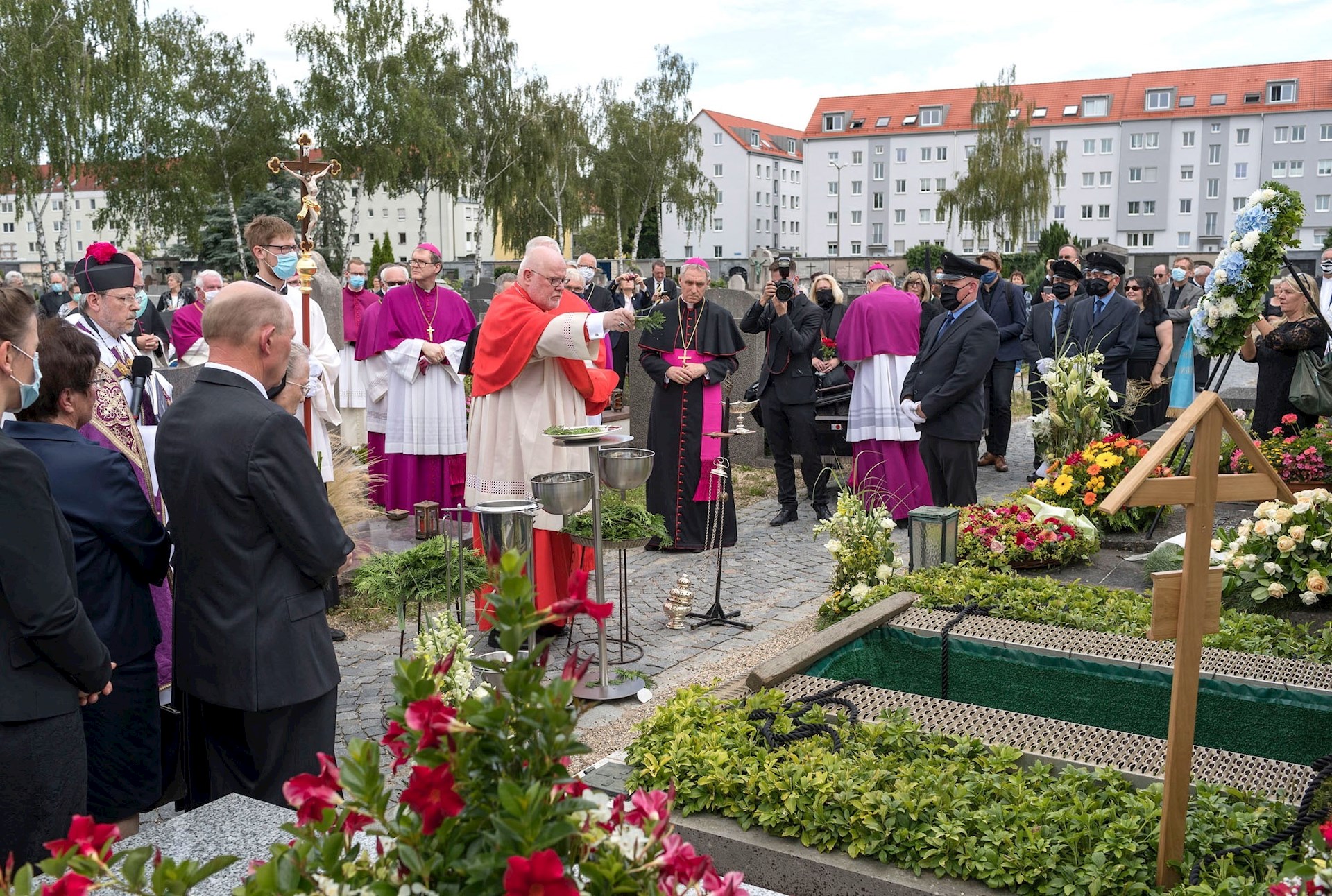 Georg Ratzinger fue un hombre de Dios que tuvo al centro de su vida la honestidad: Benedicto XVI - funeral-georg-ratzinger-1