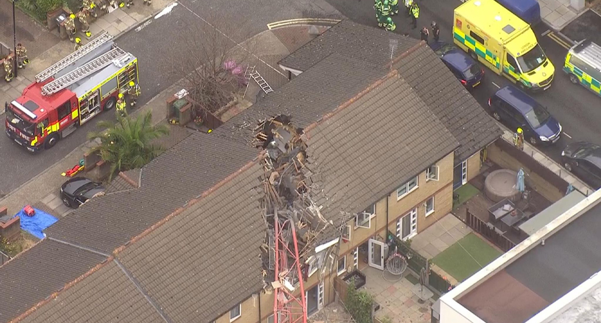 #Video Grúa cae sobre unidad residencial de Londres; hay al menos cuatro heridos