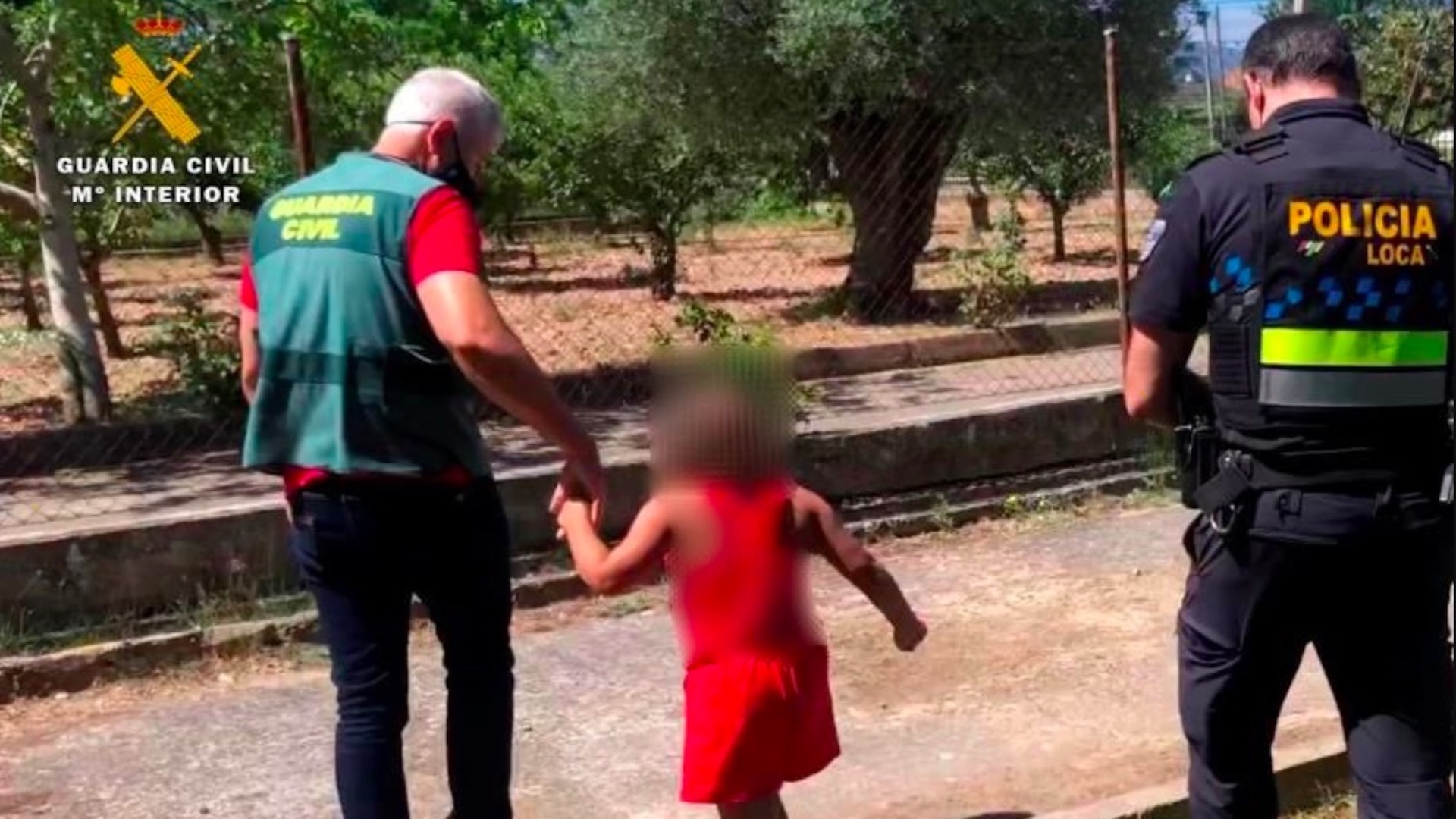 Detienen a hombre que abandonó a niña en una carretera de España para ir por gasolina