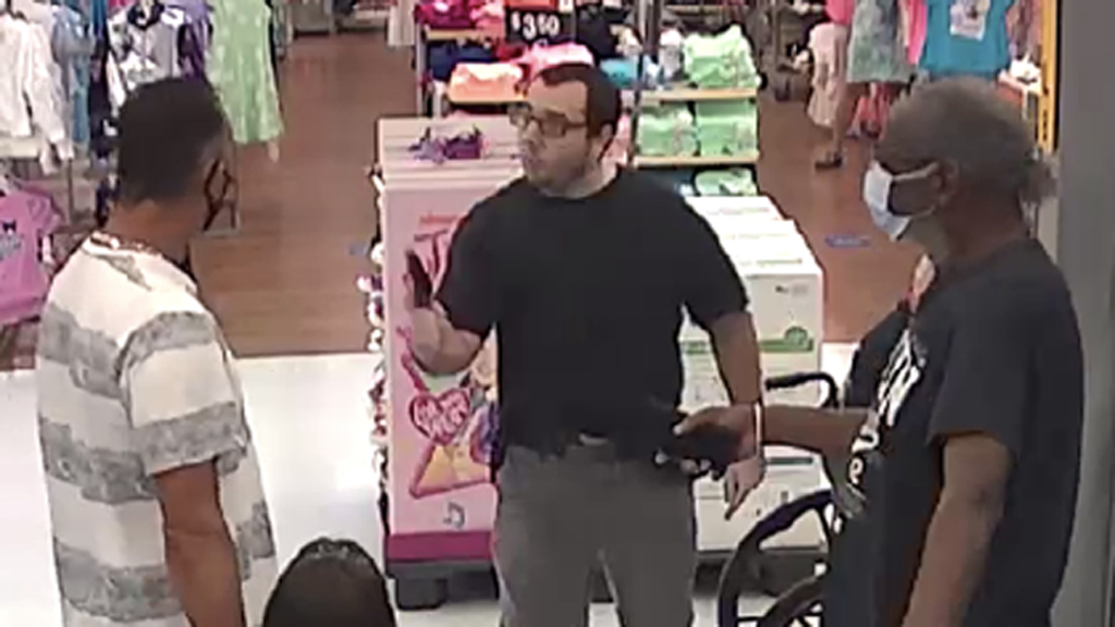 Sujeto en Florida amenaza con pistola a hombre que le reclamó por no usar cubrebocas