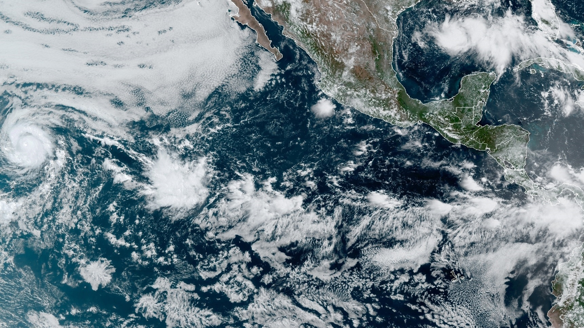 Douglas avanza como huracán categoría 3 hacia Hawaii