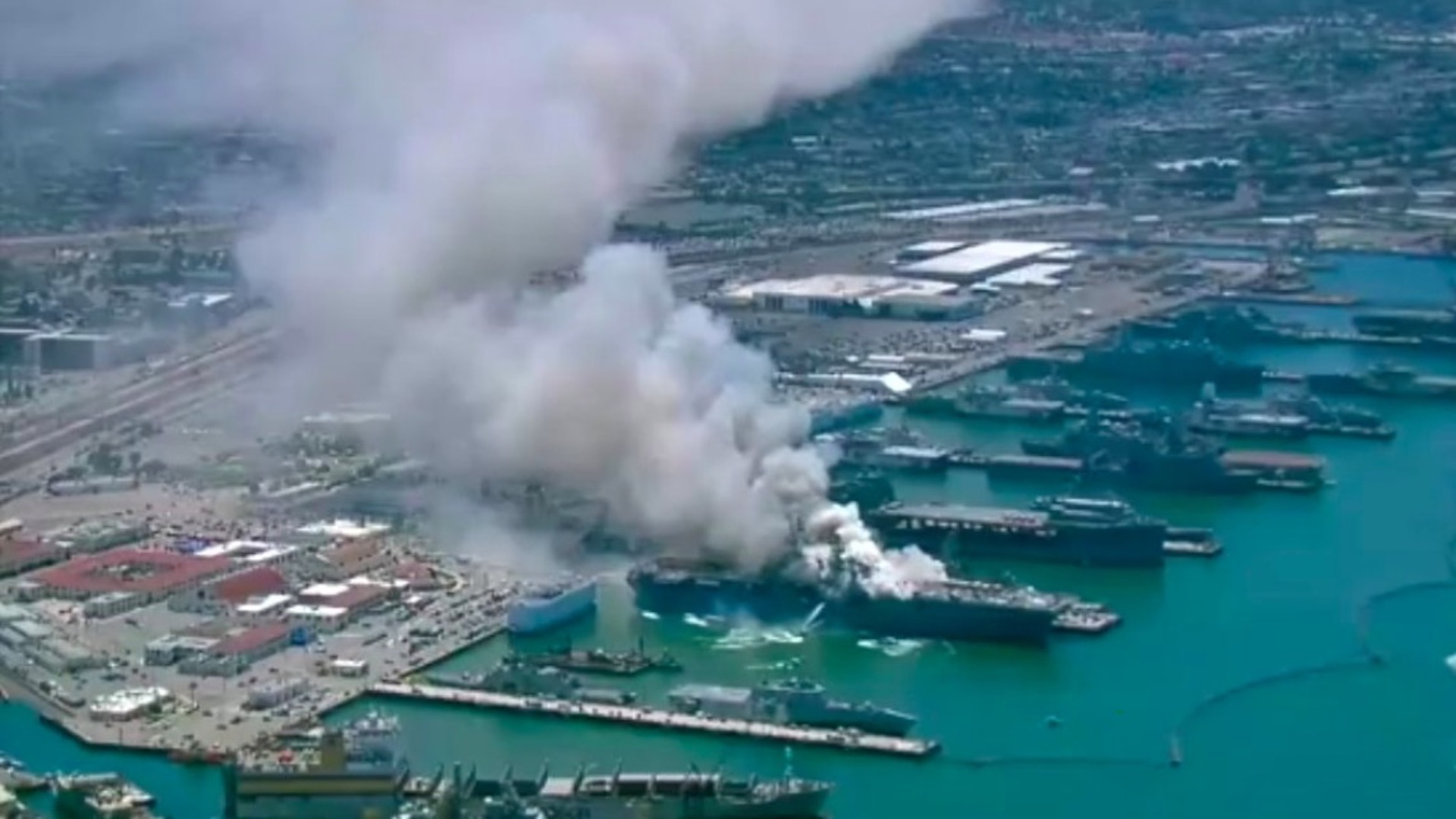 #Video Al menos 18 marineros heridos por incendio del buque USS Bonhomme Richard en San Diego