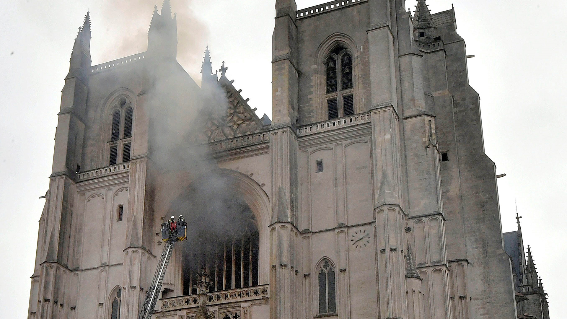 Detienen a hombre por incendio en catedral de Nantes