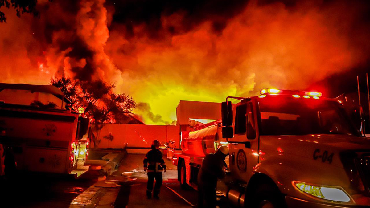 #Videos Incendio consume fábrica de cosméticos en Jiutepec, Morelos