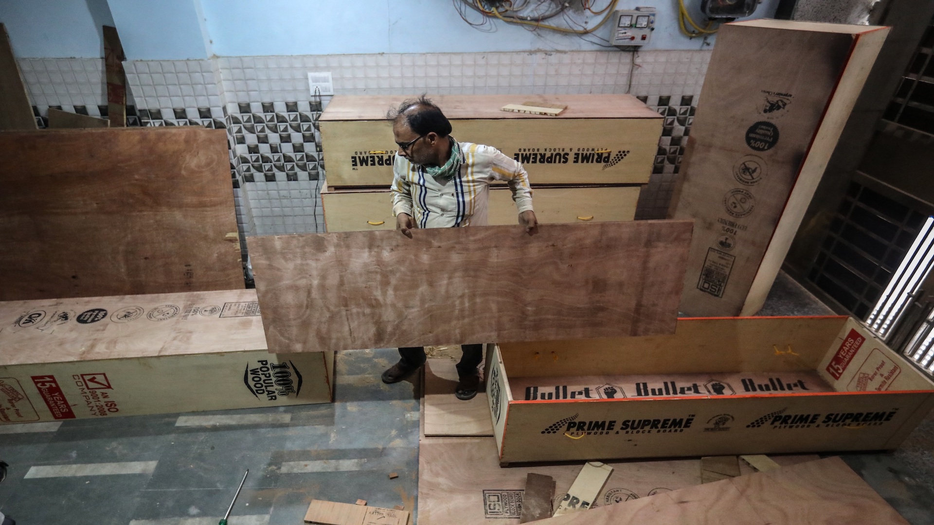 Reparten ataúdes gratis para víctimas de COVID-19 en India