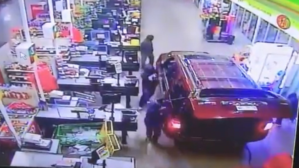 #Video Policía frustra robo de cajero en supermercado de Acolman