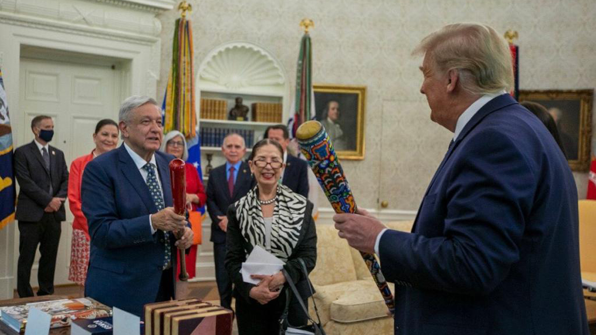 López Obrador y Trump intercambian bates de beisbol