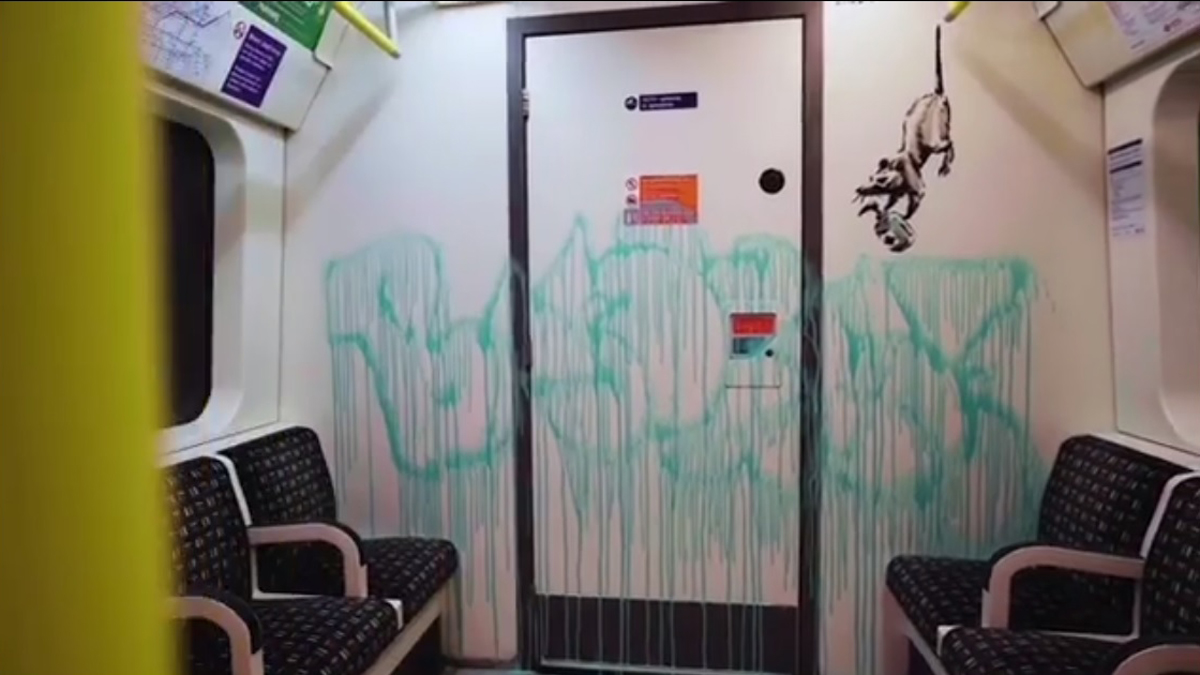 Banksy interviene el Metro de Londres para pedir uso de mascarilla