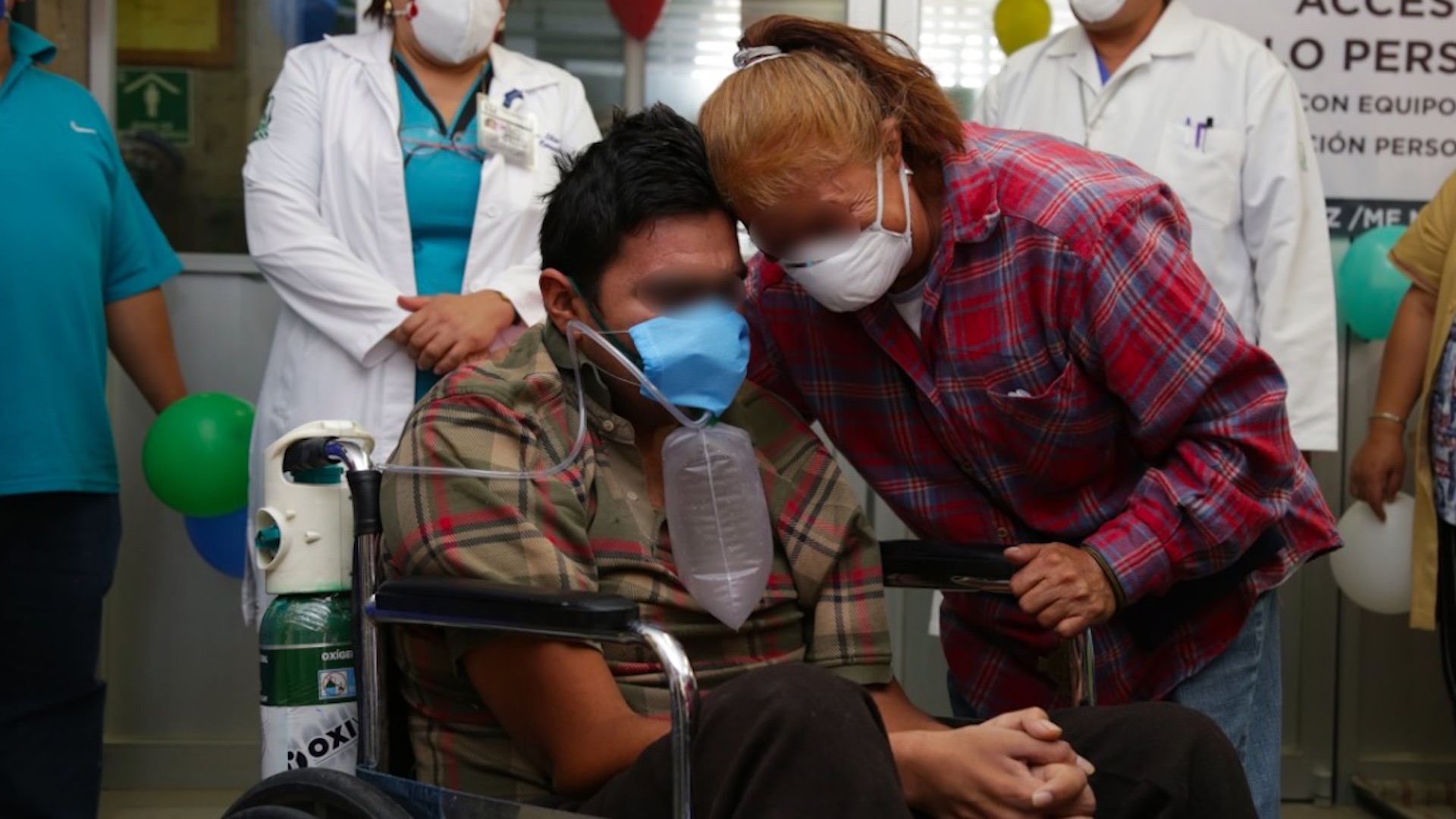 Dan de alta a Jonathan, quien permaneció 22 días intubado en hospital del IMSS por COVID-19