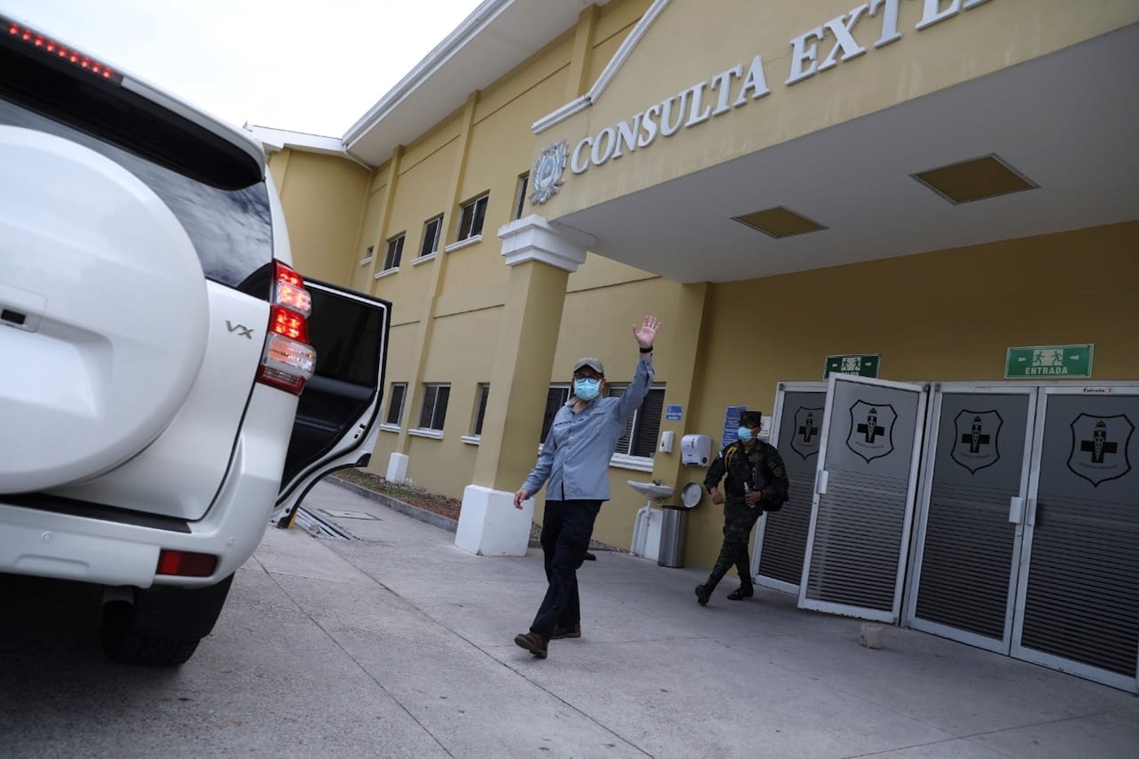 Presidente de Honduras sale del hospital tras recuperarse de COVID-19