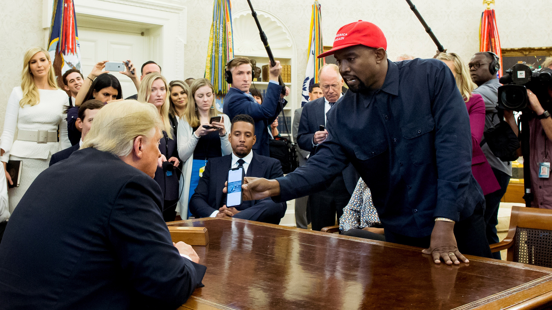 Kanye West anuncia su candidatura a la Presidencia de EE.UU. - kanye-west-en-su-visita-a-donald-trump-en-la-casa-blanca-en-2018