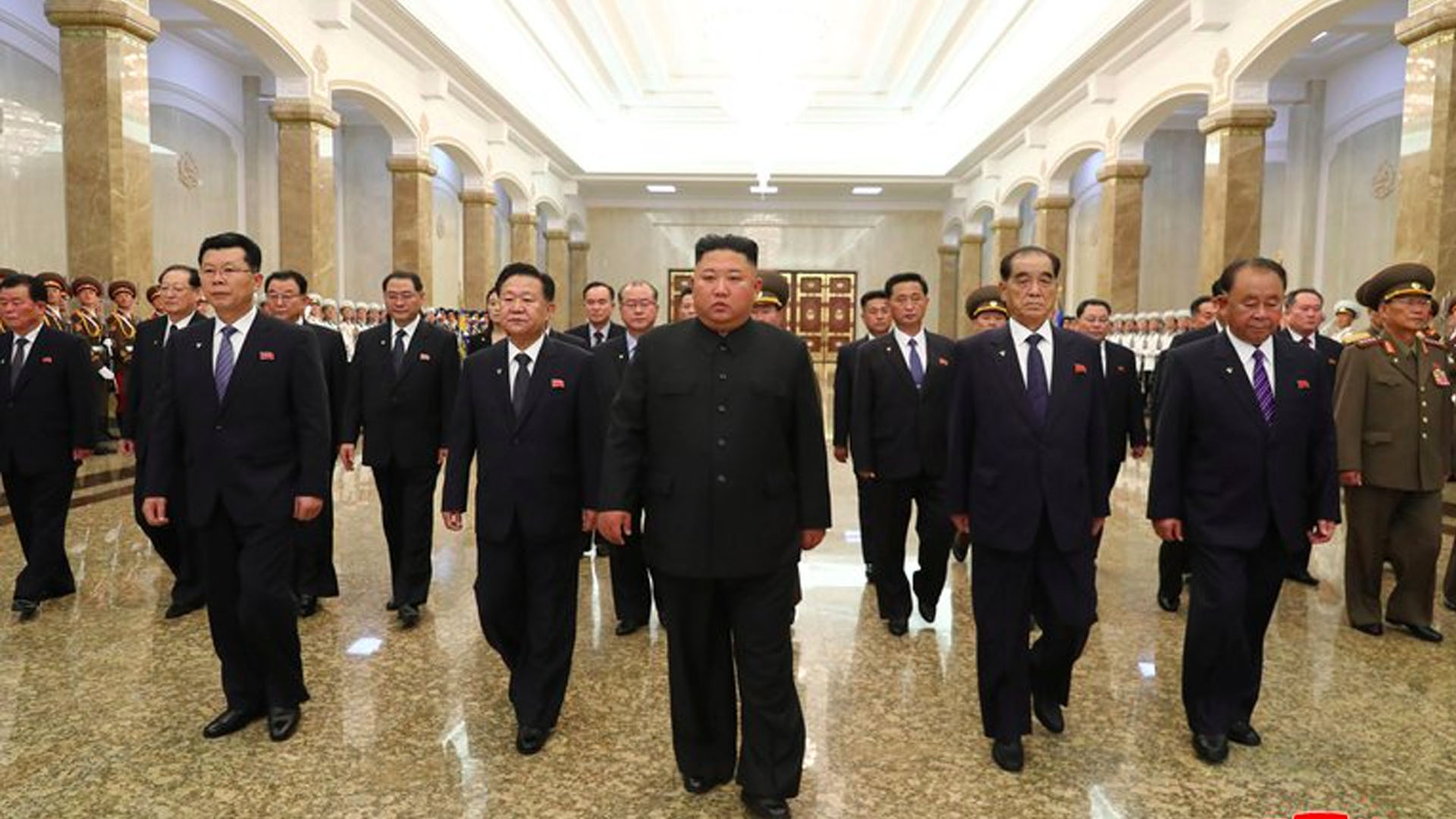 Kim Jong-un reaparece en público para rendir tributo a su abuelo