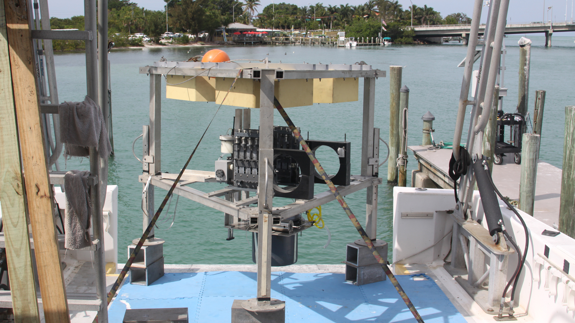 Agujeros azules, oasis en un fondo marino estéril - lander-bentonico-para-explorar-agujeros-azules