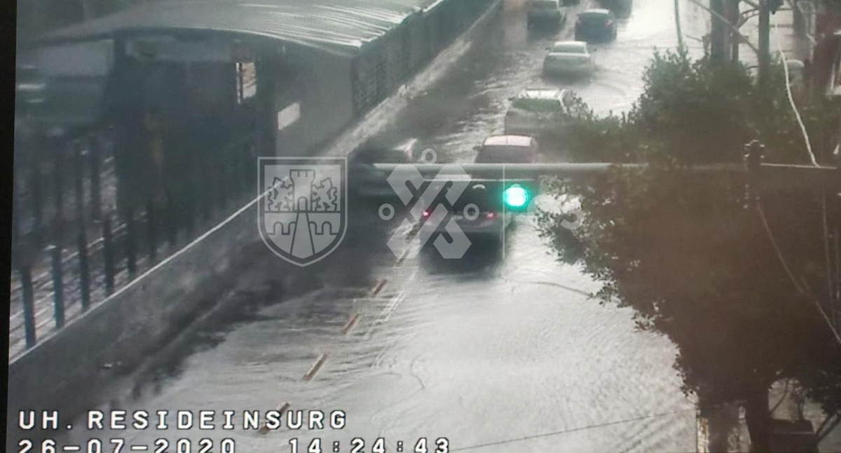 Intensa lluvia y fuertes vientos provocan encharcamientos y caída de árboles en la Ciudad de México