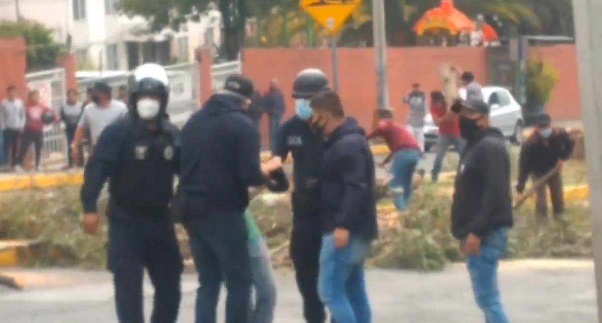 #Video Vecinos de Lomas de Atizapán enfrentan a policías por construcción de puente