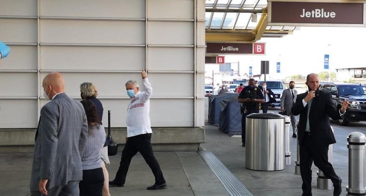 Vuelo de López Obrador aterriza en la Ciudad de México