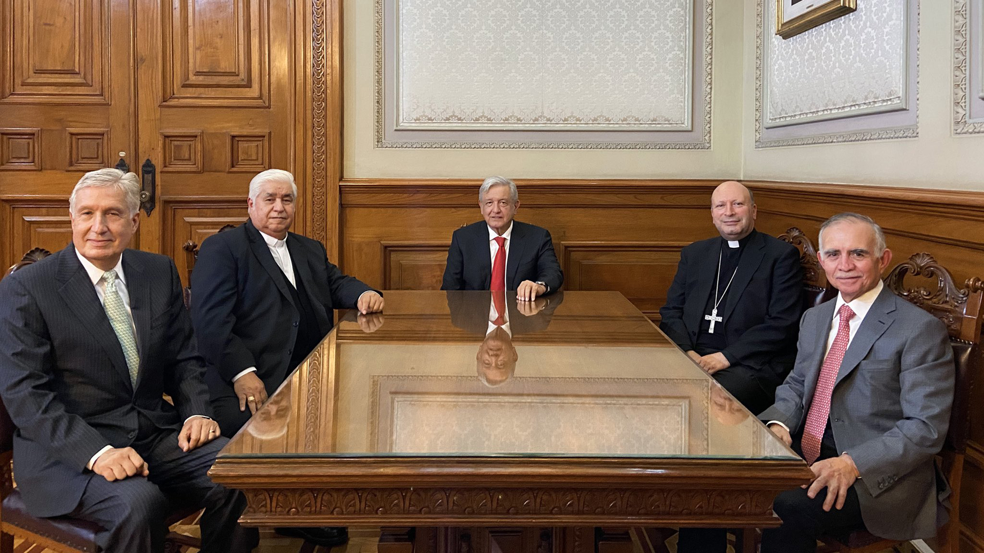 Papa Francisco envía a México ventiladores para atención del COVID-19, informa AMLO