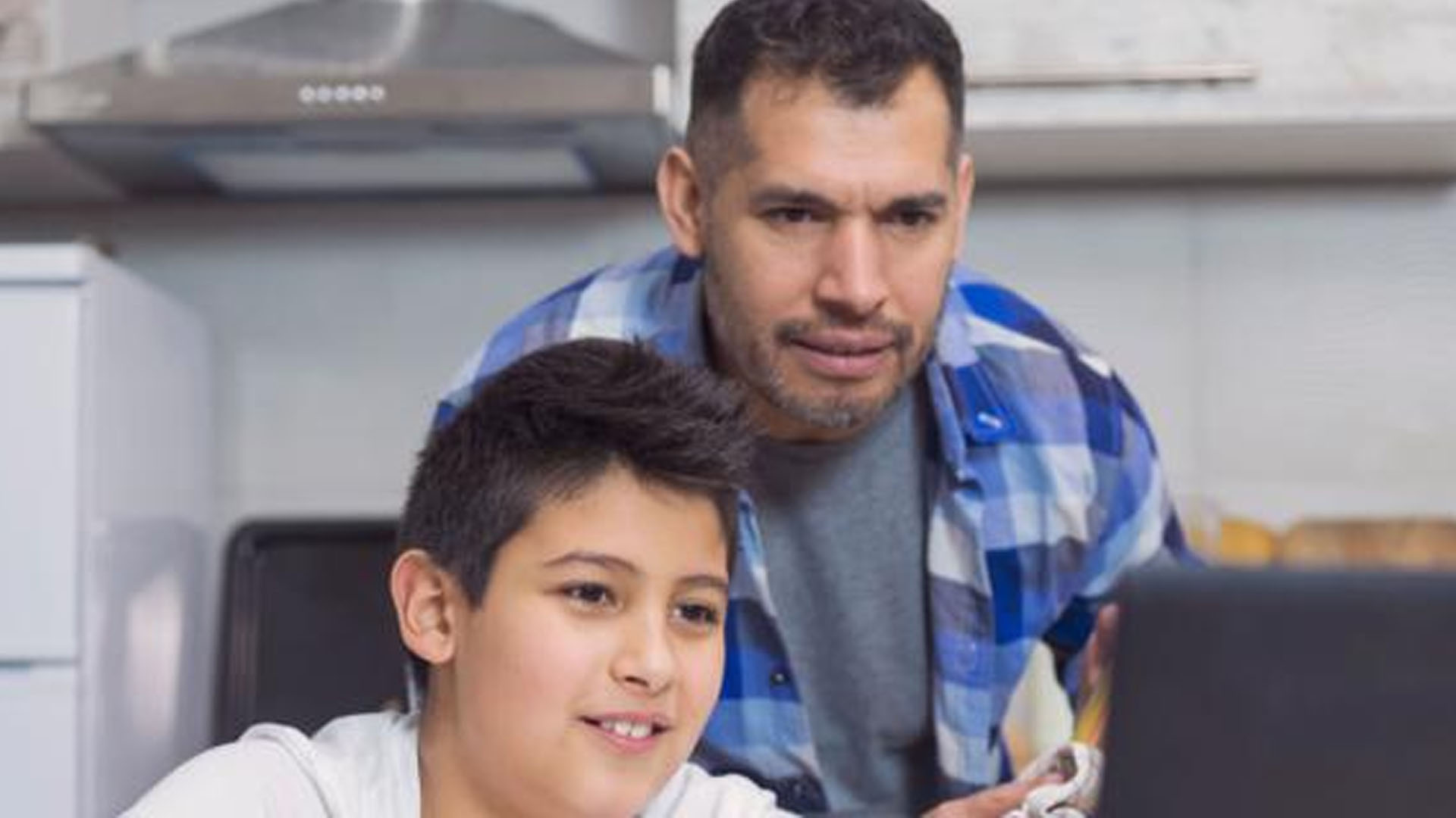 Los Ángeles y San Diego comenzarán ciclo escolar en línea en agosto