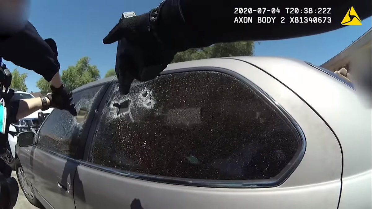 #Video Policía de Phoenix publica tiroteo contra joven hispano - los-oficiales-dispararon-contra-el-joven-hispano-por-fuera-del-vehiculo-luego-de-que-no-soltara-el-arma-que-portaba