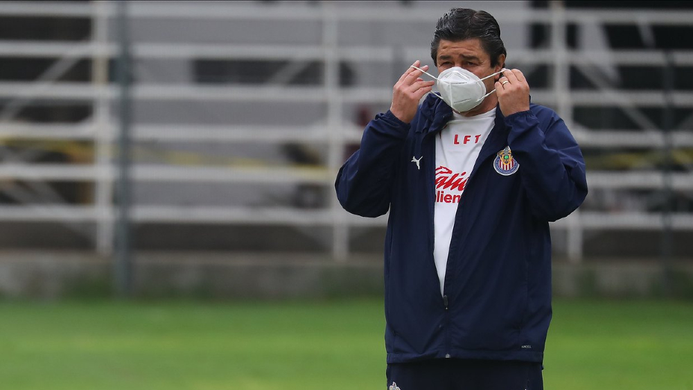 Luis Fernando Tena deja de ser técnico de Chivas