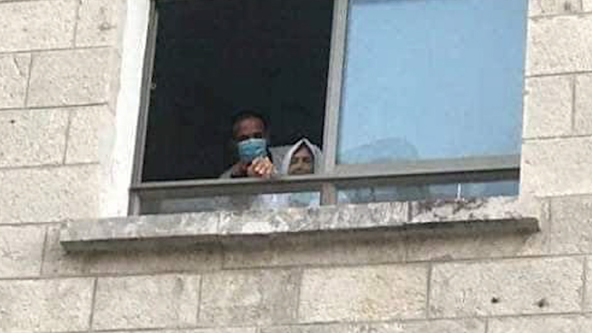 Joven trepó ventana de hospital para ver a su madre antes de morir por COVID-19 - madre-de-jihad-al-suwaiti-hospitalizada